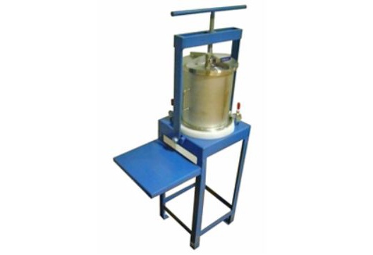 Typical free standing batch type pneumatic filter press for laboratory use. This example has a manually operated top closure.
